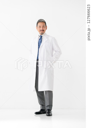 白衣の男性 白衣の男性 127666623