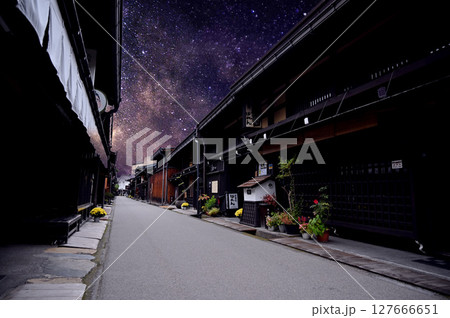 飛騨高山・古い町並み　夜景　高山市 127666651