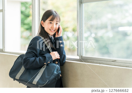 スマホ,スマートフォンのスピーカーで何か話す高校生,中学生,小学生 127666682