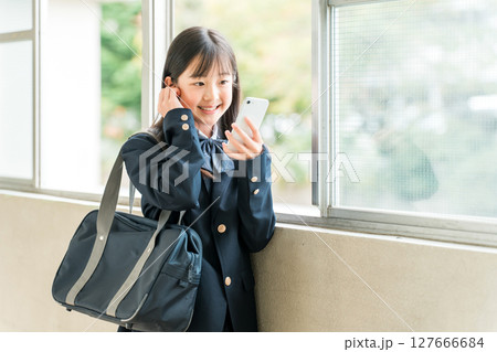 スマホ,スマートフォンのスピーカーで何か話す高校生,中学生,小学生 スマホ,スマートフォンのスピーカーで何か話す高校生,中学生,小学生 127666684