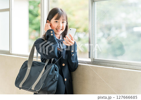 スマホ,スマートフォンのスピーカーで何か話す高校生,中学生,小学生 スマホ,スマートフォンのスピーカーで何か話す高校生,中学生,小学生 127666685