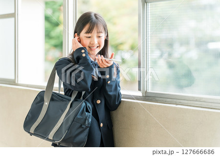 スマホ,スマートフォンのスピーカーで何か話す高校生,中学生,小学生 127666686