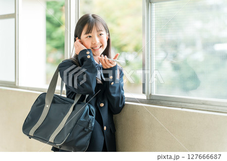 スマホ,スマートフォンのスピーカーで何か話す高校生,中学生,小学生 127666687