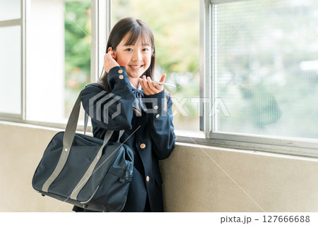 スマホ,スマートフォンのスピーカーで何か話す高校生,中学生,小学生 127666688