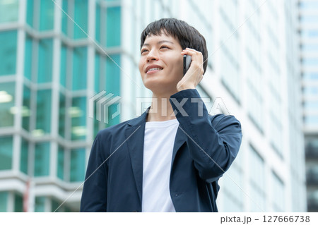 男性　カジュアルビジネス　スマホ 127666738