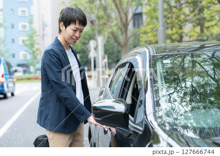 男性　カジュアルビジネス　車 127666744