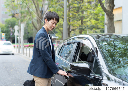 男性　カジュアルビジネス　車 127666745