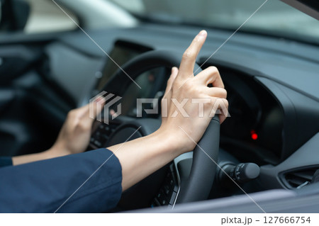車を運転する男性　手元 127666754