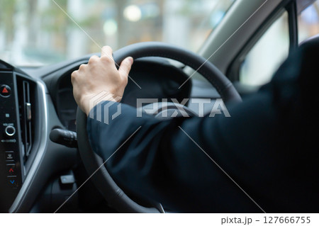 車を運転する男性 手元 車を運転する男性 手元 127666755