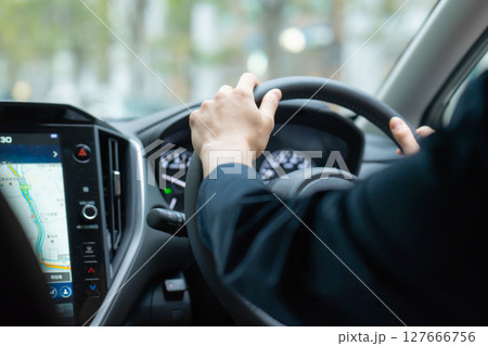 車を運転する男性　手元 127666756