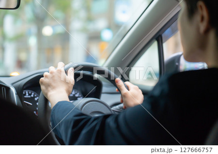 車を運転する男性　手元 127666757