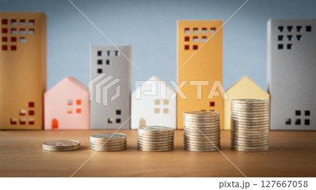 並んだ硬貨と不動産　逓増　資産　投資　税金　相続　ビル　マンション　不動産価格 127667058
