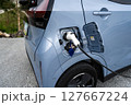 電気自動車を充電している様子 127667224