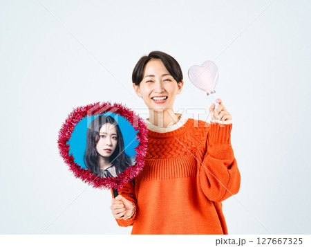 推しアイドルのうちわを持つファンの女性 127667325