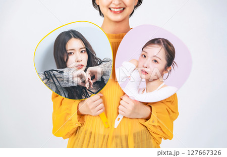 推しアイドルのうちわを持つファンの女性 127667326