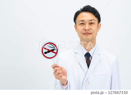 禁煙マークを持つ男性医師 禁煙マークを持つ男性医師 127667330
