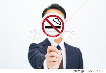 禁煙マークを持つミドルエイジ男性ビジネスパーソン 禁煙マークを持つミドルエイジ男性ビジネスパーソン 127667332