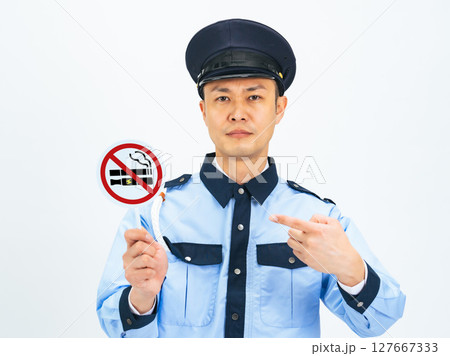 禁煙マークを持つ男性警備員 禁煙マークを持つ男性警備員 127667333