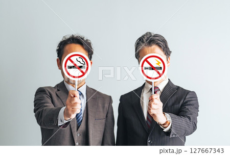 禁煙マークを持つミドルエイジ男性ビジネスパーソンのグループ 禁煙マークを持つミドルエイジ男性ビジネスパーソンのグループ 127667343