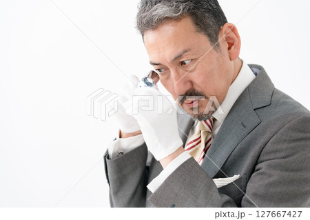 ルーペ で鑑定をする男性　 127667427
