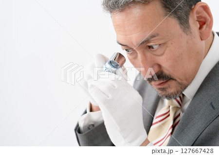 ルーペ で鑑定をする男性 ルーペ で鑑定をする男性 127667428