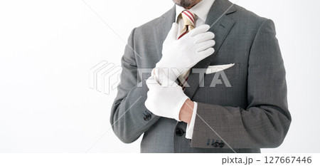 手袋をする男性 手元 手袋をする男性 手元 127667446