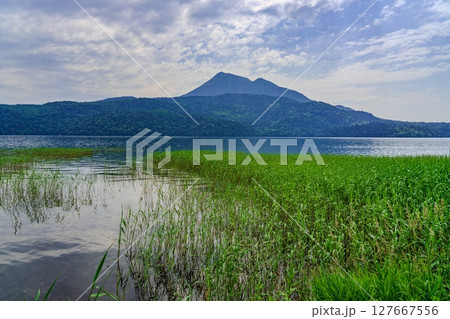 阿寒湖と雄阿寒岳 127667556