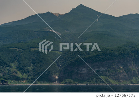 知床硫黄山とカムイワッカ湯の滝 知床硫黄山とカムイワッカ湯の滝 127667575