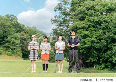 ゴルフに来た男女・ゴルフスクール・ゴルフレッスン・ゴルフ教室をする先生と生徒 ゴルフに来た男女・ゴルフスクール・ゴルフレッスン・ゴルフ教室をする先生と生徒 127667666