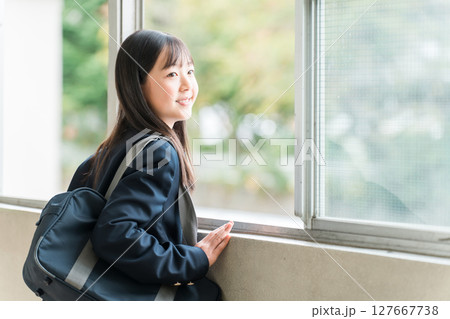校舎の廊下で外を眺める制服姿の中学生,高校生,小学生,女子中学生,女子高生 127667738