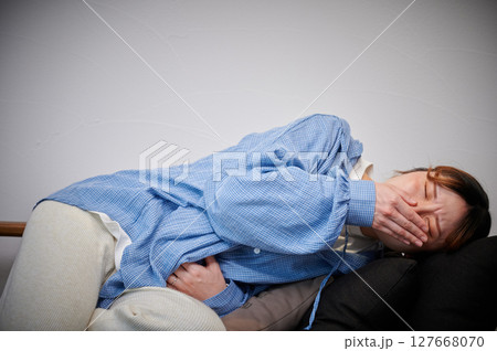 つわりに苦しむ女性 妊婦 マタニティ つわりに苦しむ女性 妊婦 マタニティ 127668070