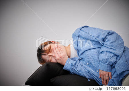 つわりに苦しむ女性 妊婦 マタニティ つわりに苦しむ女性 妊婦 マタニティ 127668093