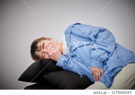 つわりに苦しむ女性　妊婦　マタニティ 127668095
