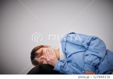 つわりに苦しむ女性　妊婦　マタニティ 127668116