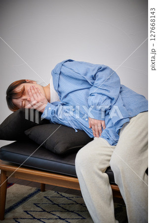 つわりに苦しむ女性　妊婦　マタニティ 127668143