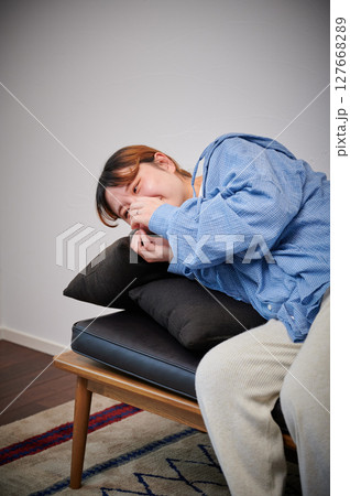 つわりに苦しむ女性　妊婦　マタニティ 127668289