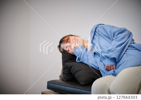 つわりに苦しむ女性　妊婦　マタニティ 127668303