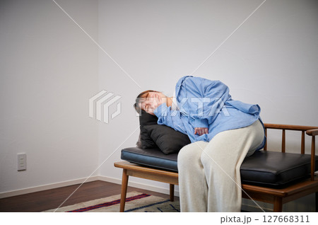 つわりに苦しむ女性 妊婦 マタニティ つわりに苦しむ女性 妊婦 マタニティ 127668311