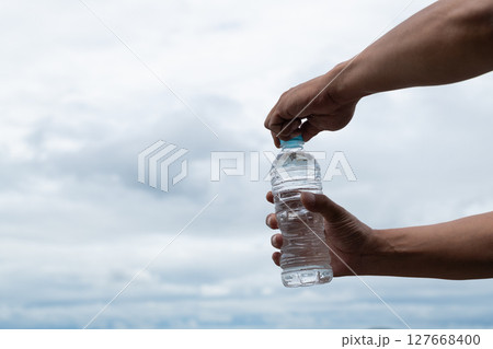 ペットボトルの水を持っている人 ペットボトルの水を持っている人 127668400