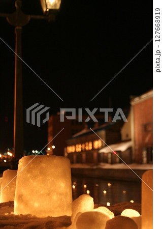 小樽運河の雪あかり 127668919