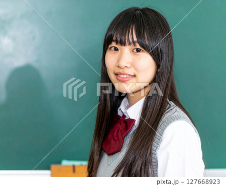 黒板の前の女子高生 127668923
