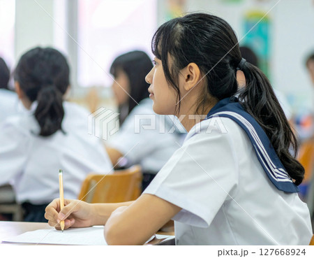 教室で授業を受ける女子高生 127668924