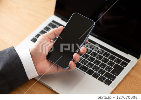 デスクでパソコン仕事をするスーツ姿のミドル男性ビジネスマン 127670008