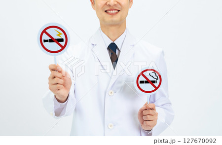 禁煙マークを持つ男性医師 127670092