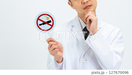 電子タバコの禁煙マークを持つ男性医師 127670096