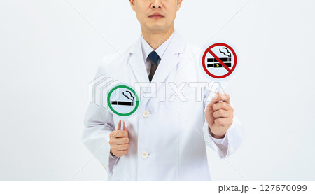 禁煙マークを見せる男性医師 禁煙マークを見せる男性医師 127670099