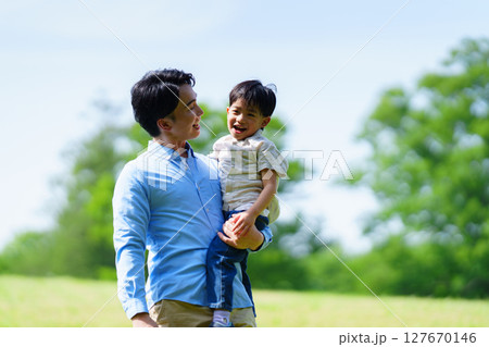 5歳の息子を抱っこする父親 5歳の息子を抱っこする父親 127670146