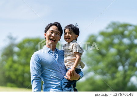5歳の息子を抱っこする父親 5歳の息子を抱っこする父親 127670149