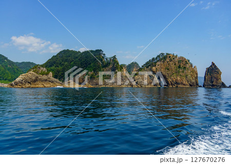 三陸海岸の岩肌と青い海と空 三陸海岸の岩肌と青い海と空 127670276