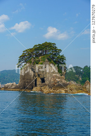 三陸海岸の岩肌と青い海と空 127670279